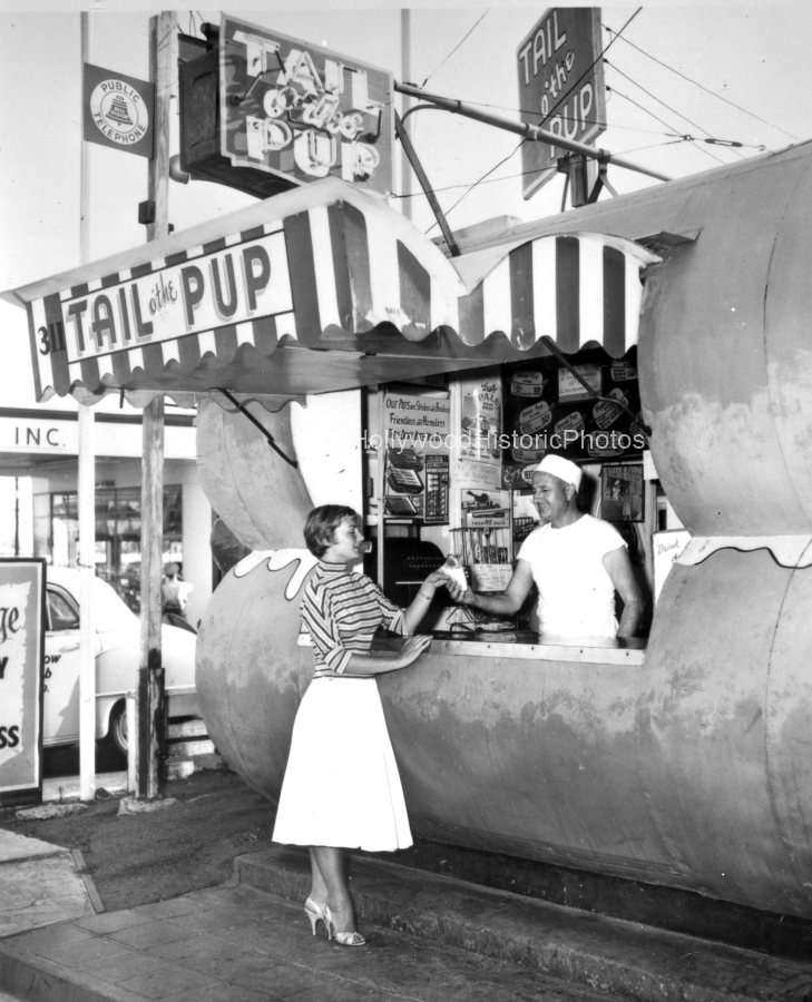 Tail O the Pup 1952 2 Beverly Blvd. and La Cienega Blvd. wm.jpg